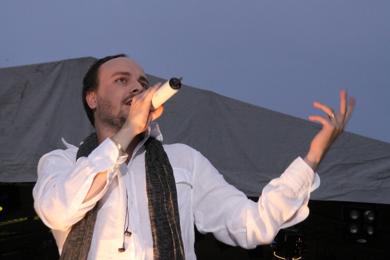 費翔最新劇照，展現(xiàn)舞臺之星的多元魅力